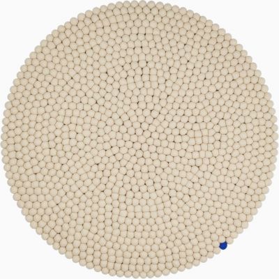 Beiger, runder Filzteppich (Ø 300 cm) von myfelt, bestehend aus vielen kleinen Filzkugeln, mit einer blauen Kugel.
